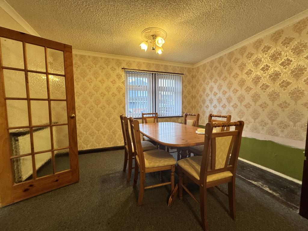 Lot: 86 - TWO-BEDROOM HOUSE FOR IMPROVEMENT - Dining Room